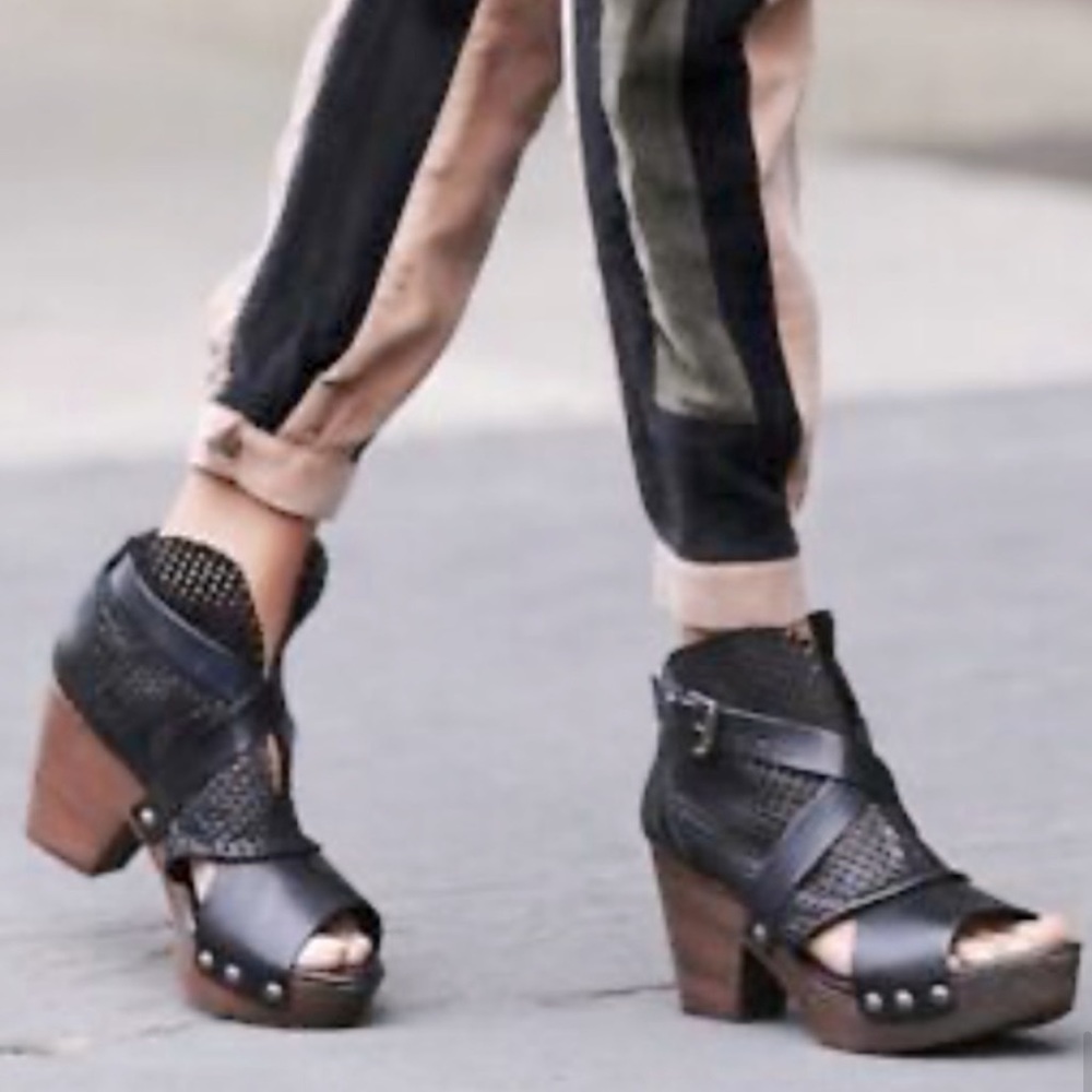 FREE PEOPLE➕Rendering Leather Boho Clogs